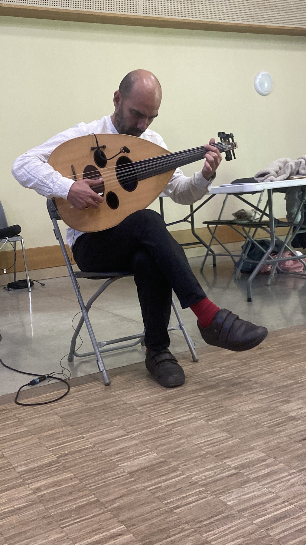 Un musicien joue du oud lors de la Journée pour les familles.
